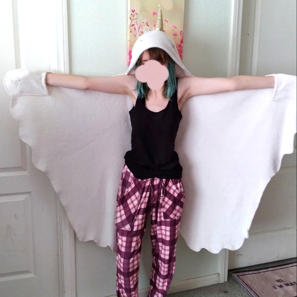 COPY - Justice Unicorn Wrap Blanket with Pockets, horn and tail fringe - Picture 1 of 9